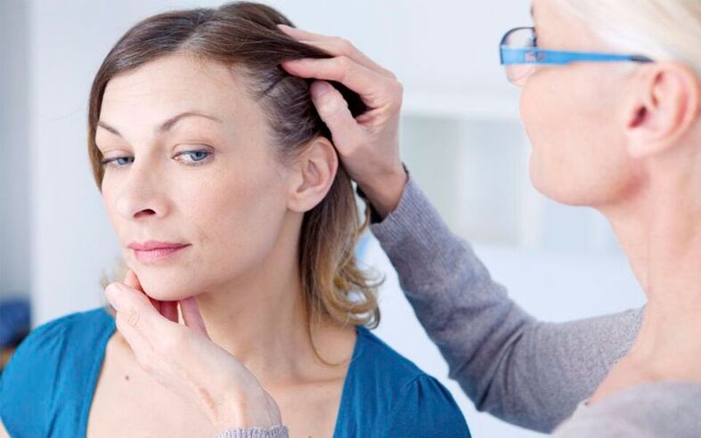 diagnosis of psoriasis on the head by a doctor